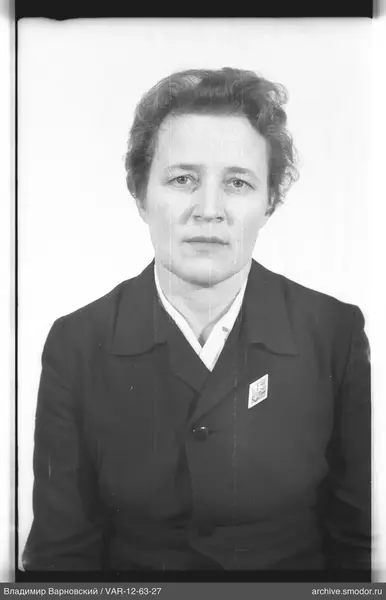 Porträt einer Frau in Jacke und Hemd